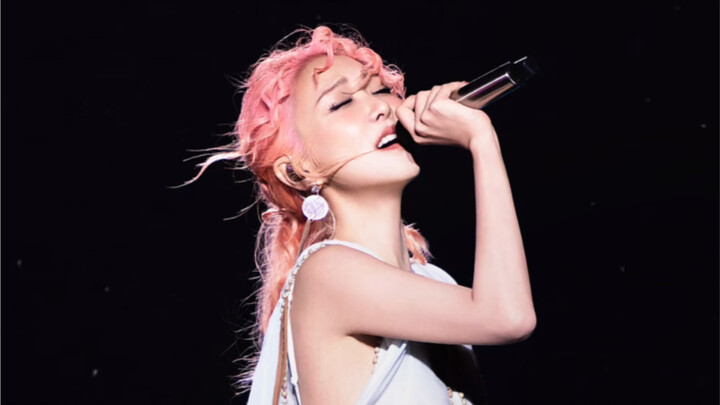 วันรุ่งขึ้นหลังจากที่เขาเสียชีวิต ได้ร้องเพลง “ความรักก็คือความรัก” อีกครั้ง