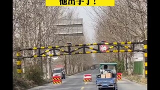 Trên đường đi ứng cứu, lính cứu hỏa gặp phải rào chắn chiều cao trên đường phía trước, khiến xe cứu 