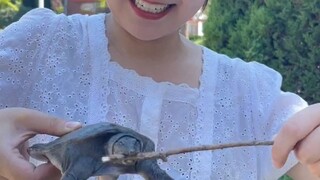 眼镜妹妹的毕业礼物是自取的。