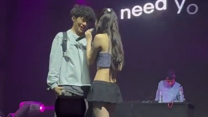 อึดอัดสุดๆ! โจวจื่อเฉียนเลือกแฟนคลับหนุ่มขึ้นเวทีมาใกล้ชิดโต้ตอบ แต่แฟนสาวกลับนั่งอยู่ใต้เวที