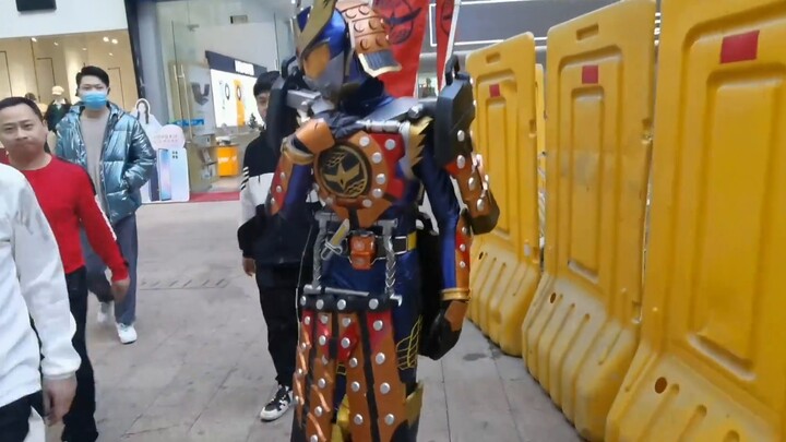 [Leather suit explodes on the street] Kamen Rider Holy Roar Gaim appears in Aegean Shopping Center