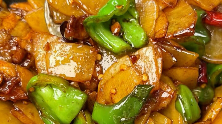 【Hidangan lezat yang pas untuk nasi: irisan kentang dan paprika tumis daging! Cara membuatnya agar p