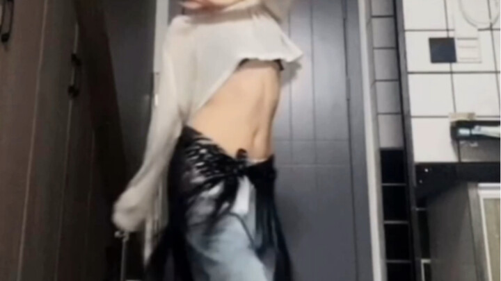 【奶狸酥】素颜动动肚子，新买的臀巾好看吗
