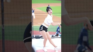 똥머리에 돌핀이라니 완벽하네 김나연 치어리더