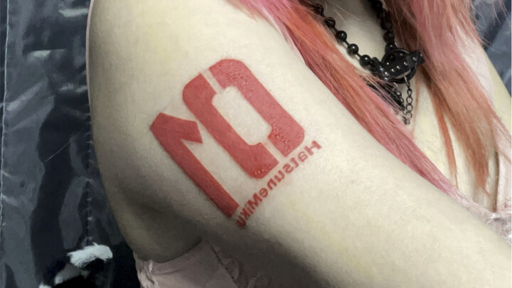 เพราะชอบฮินะตะ มิคุมาก เลยไปสักลายมาเลย!