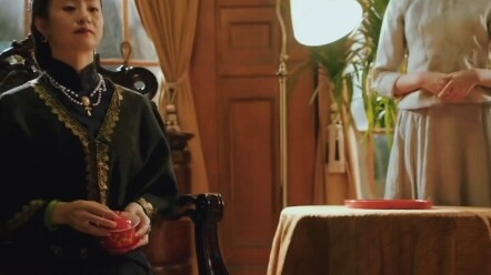 Using bare hands to shield the female lead from the tea—this scene is just amazing.