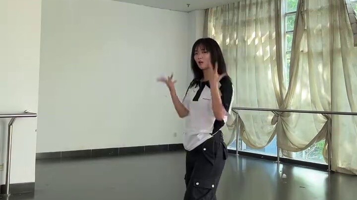 2 triệu người đã xem Sheesh hát và nhảy/Hao Niu(?) hát trực tiếp...