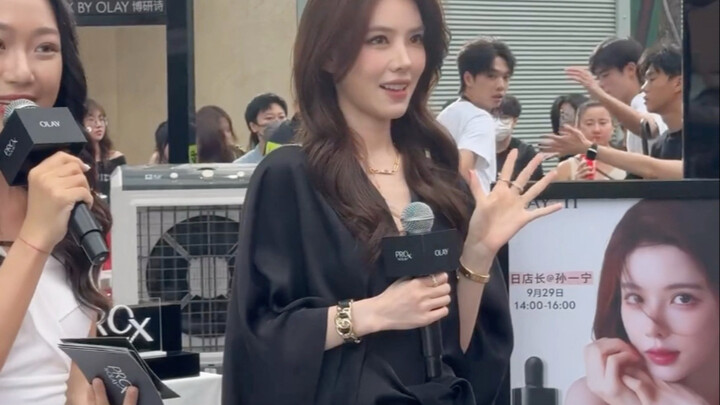 Sun Yining as Olay’s one-day store manager at Hubin Intime—she looks absolutely stunning!