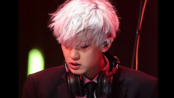 Ini DJ dari klub malam mana? Ganteng banget! Bos Park sedang memutar lagu dan berjoget di klub secar
