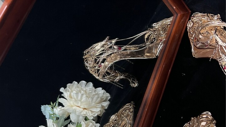 Zanniang’s leg ring has changed again—still the one she made last year. Isn’t it a better match than