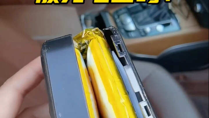 Banyak orang biasa menyimpan power bank bersama barang-barang pribadi di dalam mobil. Padahal, menin