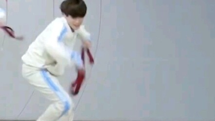 جاي في غرفة التدريب بسرعة 1.5x لأغنية «OVER ME»...