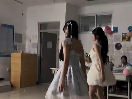 两位jk小学妹的班花之争
