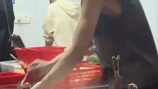 长沙一麻辣烫店因帅气店员走红，店主澄清：只是雇的人