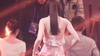 "عندما يقف الآخرون هناك، تكون تماثيل شمعية، أما عندما أقف أنا، فهذا سجادة حمراء تُبهر الجميع على الف