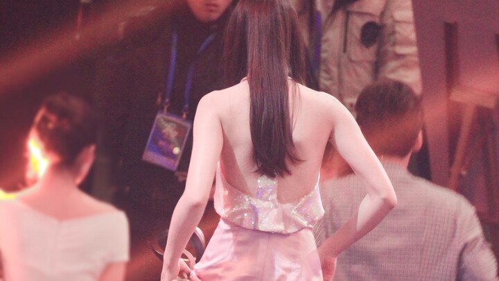 “人家站那是蜡像  我站那就是红毯  就秒杀一大片”