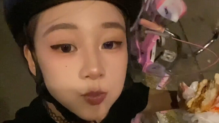 Tôi mặc thế này, tôi nghĩ cũng chẳng có gì lạ nhỉ?