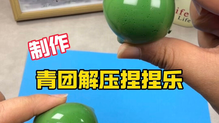 Making green rice balls for stress-relief squishing