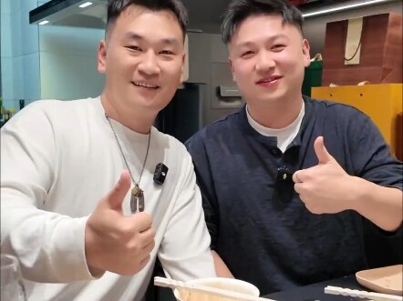 Thử thách đổi cả bình xăng lấy cơm: Con ngựa dữ lại đổ nhiều xăng đến thế, cuộc sống của chủ xe đúng