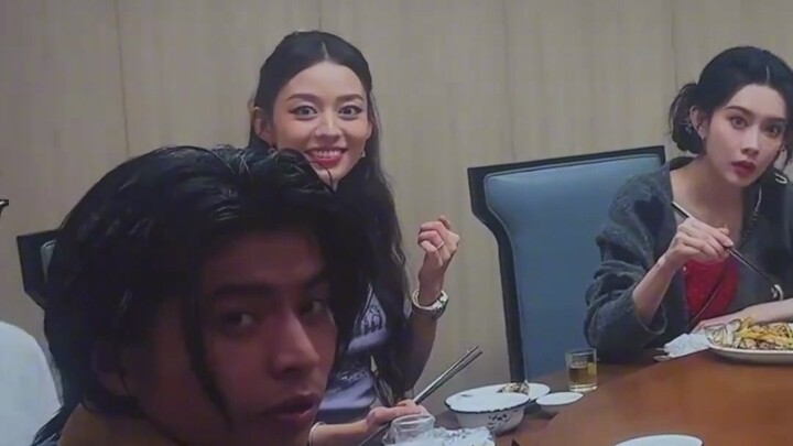 เมิ่งจื่ออี้และพวกแอบกินอาหารริมทาง พอถูกจับได้ก็ทำหน้าตกใจสุดๆ
