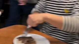 Makan makanan barat memang perlu didampingi musik.