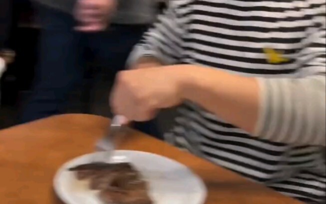 تناول الوجبات الغربية يحتاج إلى موسيقى.