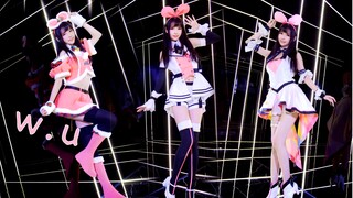 Cosplay Kizuna AI and dance