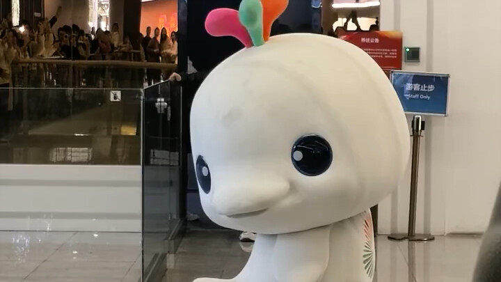 A brand-new, super-cute way to leave the stage! Oh no, I’m falling for it!