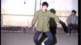 来自80年代的视频-某小哥跳霹雳舞表演