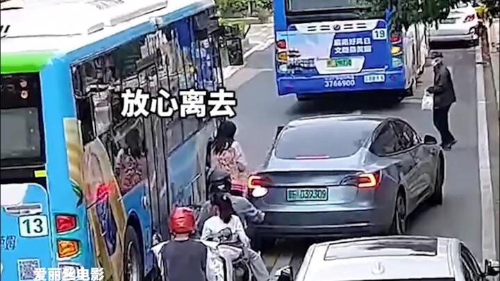 A bus was right beside her, yet the girl stubbornly tried to open the door anyway—and ended up being