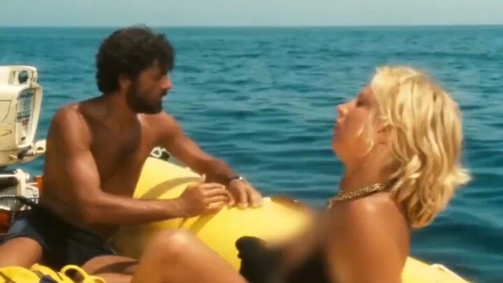 Quý bà giàu có lạc vào đảo hoang, bị chàng trai nghèo dùng bạo lực thuần phục ngoan ngoãn