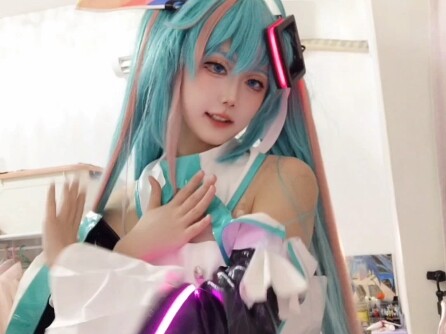 其实我在试miku这套的时候 我妈一直在我房门口破口大骂 说我是神经病 怎么会生下我