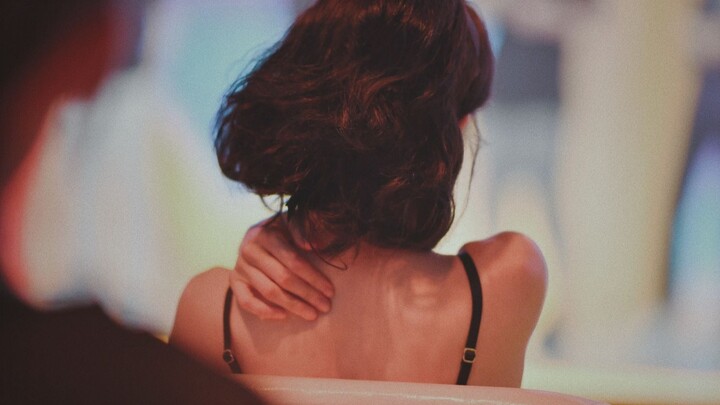 ظهر الأخت ليس مجرد ظهر، إنه وردة بلغاريا! دي لي ريبا!