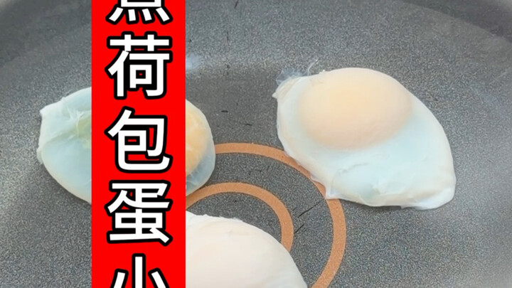 Boiling poached eggs～ The broth is so flavorful! Let me know in the comments once you’re done! (⸝⸝ᵕᴗ