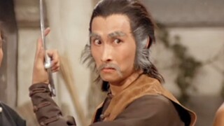 老头本想用暗器偷袭，结果却被对方轻松拦下