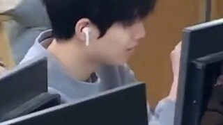 螳螂捕蝉黄雀在后，俩男生都挺帅的
