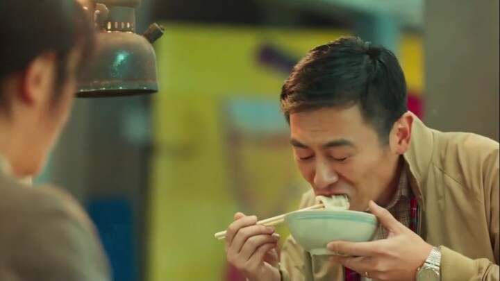 After work, the urban management officer stops by to buy dumplings—and the boss lady nearly jumps ou