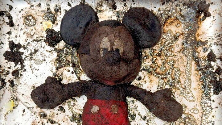 Boneka Mickey Mouse yang hilang selama 14 tahun akhirnya ditemukan—cukup dicuci saja, dan bisa dimai