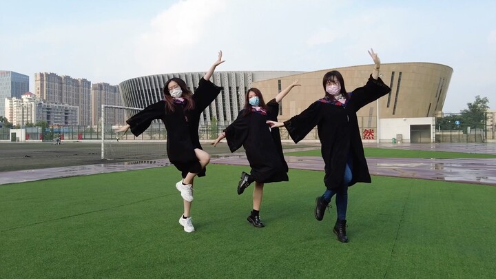 لقد تخرجنا أخيرًا | آمل أن يتمكن الجميع من "التحليق إلى الأمام بسعادة"