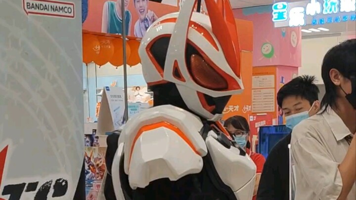 การแสดงการประชุมการเปลี่ยนแปลงอย่างเป็นทางการของ Kamen Rider Ultra Fox