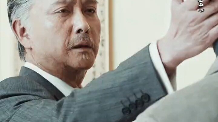 ทายาทรุ่นที่ห้าของตระกูลได้แต่ยืนมองพ่อสละสิทธิ์การสืบทอดให้คนนอกแซ่
