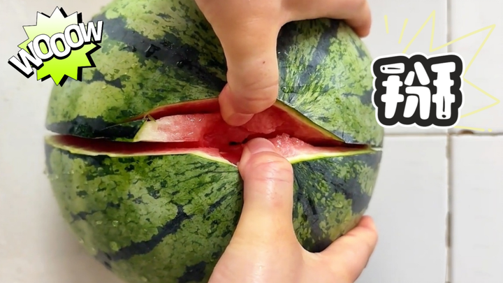 [Daily Food Diary] Can watermelon really be broken apart like this?