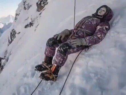 Trên đỉnh Everest có nỗi kinh hoàng tột độ! Người giàu thì dùng tiền để liều mạng; còn chúng ta thì 