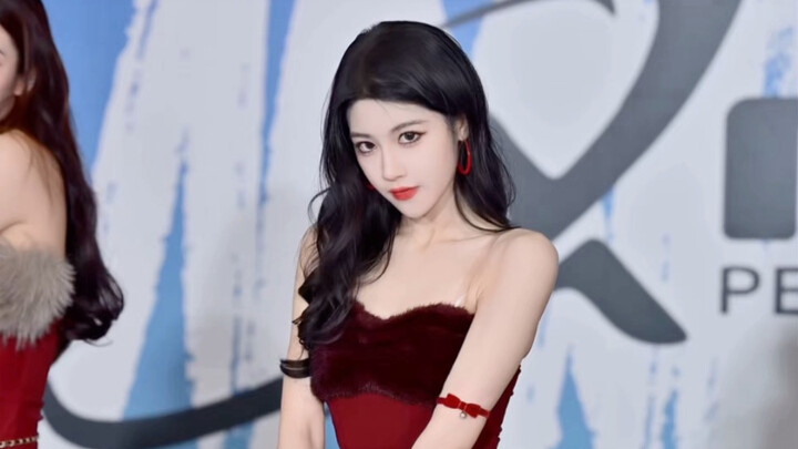 Before the paws come, it’s the sister’s fragrance—Catwalk Charm: AOA