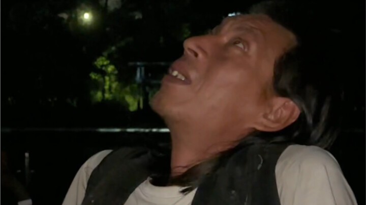 Di mana-mana terdapat koin perak, namun dia justru mendongak dan melihat cahaya bulan