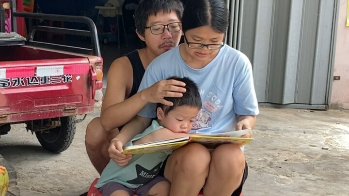 فجأة أصبح لدى الأم 3 أيدي...