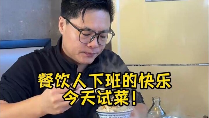 Hari ini di toko ada seekor ikan yang tersisa dan tak ada yang mau memakannya, jadi terpaksa saya se