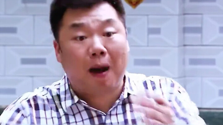 شاب طيب يساعد القرويين في بيع الخوخ، لكن طالب جامعي يشكّه في أخذ عمولة، ما يؤدي إلى تعذّر بيع كل خوخ