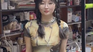 吃个饭还让她装上了….