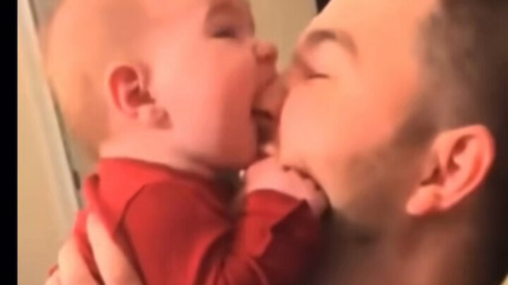 Đã bị bố hôn rồi, mình không còn sạch nữa rồi